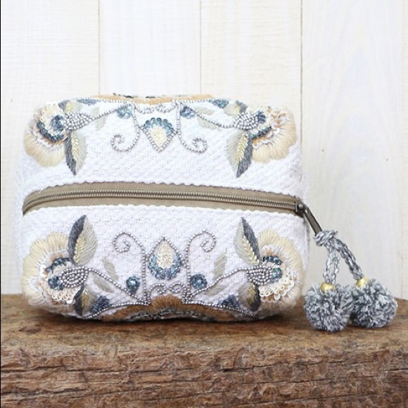 ✨last one✨Premium Embroidered Makeup Bag W/ Bead - Picture 4 of 4